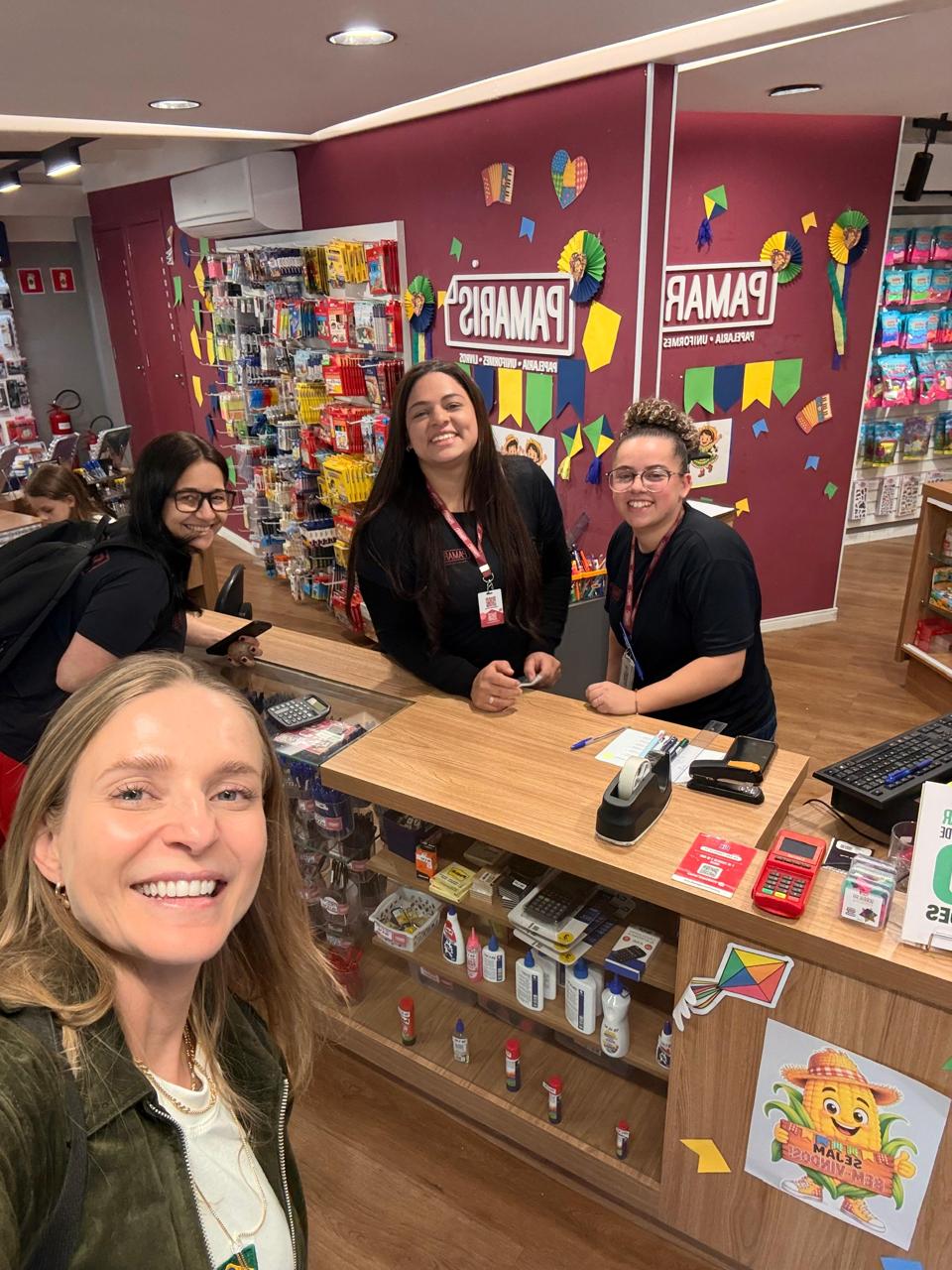 Camila Mariano com a equipe da loja durante visita comercial
